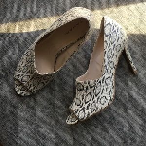 TAHARI snakeskin stiletto peep toe NWOT